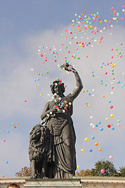 ...am Ende steigen wieder zahlreiche Luftballons auf (©Foto. Martin Schmitz)